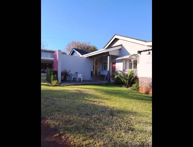 4 BEDROOM FREEHOLD FOR SALE IN HUTTENHEIGHTS